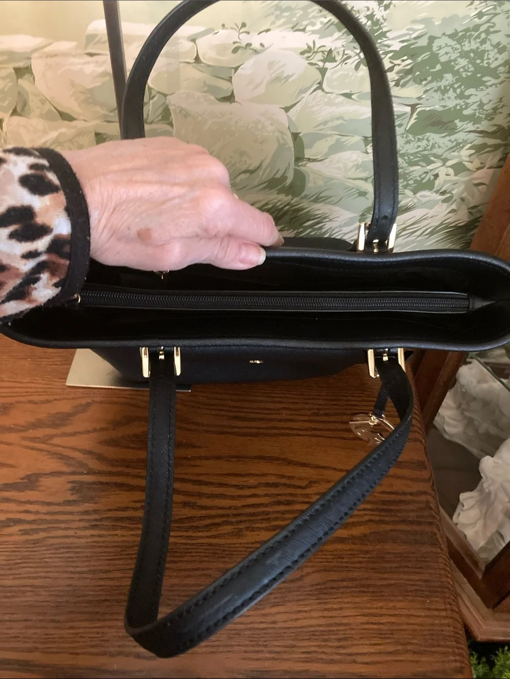 Michael Kors NWT Black Saffiano Leather Frame Jet Set Tote. With new DustBag - Picture 6 of 13